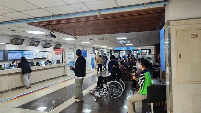 지난달 6일 오전 경남 진주 제일병원 원무과 앞에서 환자와 보호자들이 순서를 기다리고 있다. 손지민 기자 sjm@hani.co.kr