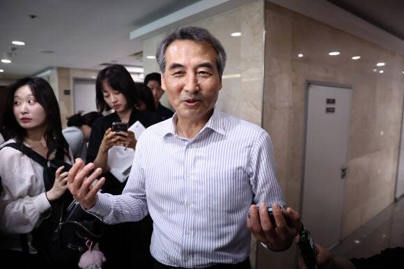 ‘김건희 특검’으로 지명된 민중기 전 서울중앙지방법원장이 13일 서울 서초동 사무실에서 취재진과 만나 이야기하고 있다. 연합뉴스