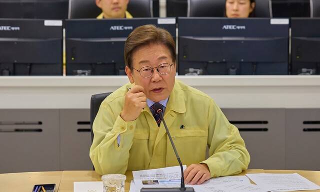 이재명 대통령이 지난 12일 서울 서초구 한강홍수통제소에서 수해(장마) 대비 현장 점검 회의를 주재하고 있다. 대통령실 제공