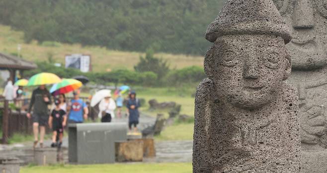 제주도에 이른 장마가 시작된 지난 12일 오전 제주 서귀포시 대정읍 송악산을 찾은 관광객이 산책로를 걷고 있다. 연합뉴스