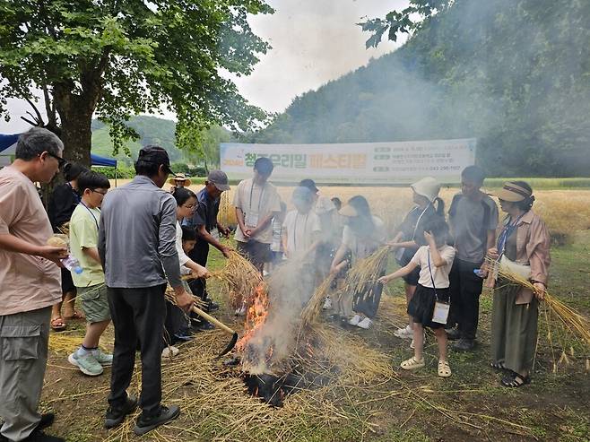 미원산골마을빵 등이 지난해 미원 밀밭에서 밀때기 행사를 하고 있다. 미원산골마을빵 제공