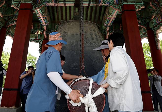 ‘디엠제트 생명평화순례단과 함께하는 한반도 평화대회’ 참석자들이 평화를 염원하며 평화의 종을 치고 있다.