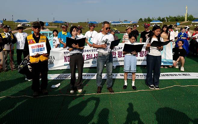 ‘2025 코리아 평화의 날’ 행사에서 이영아 고양신문 발행인(앞줄 왼쪽 둘째부터), 안재영 파주디엠제트(DMZ)평화행동 대표, 박태민(전북 군산)씨, 이가영(제주)씨가 ‘시민평화선언문’을 낭독하고 있다.
