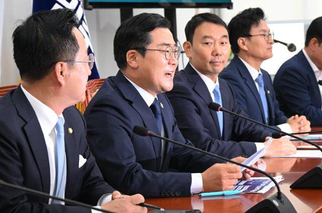 박찬대 더불어민주당 당대표 직무대행 겸 원내대표가 12일 국회에서 열린 원내대표 고별 기자간담회에서 발언하고 있다. 고영권 기자