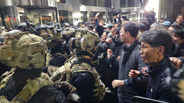 불법 계엄 선포 이튿날인 지난해 12월 4일 새벽 서울 여의도 국회 본청 앞에서 진입을 시도하는 군인들과 시민들이 충돌하고 있다. 윤석열 정부 3년은 '비정상의 일상화'였지만, 그 정점은 바로 불법 계엄이다. 고영권 기자