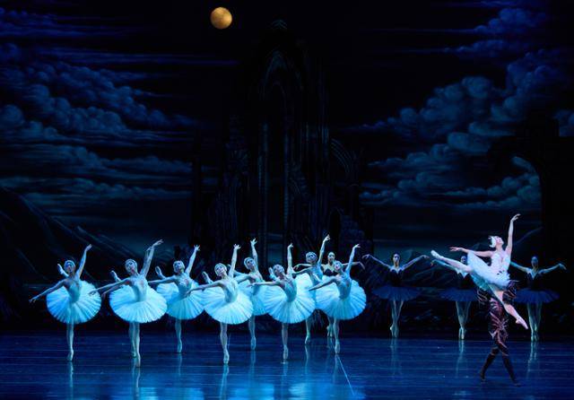 유니버설발레단 '백조의 호수'. '백조의 호수'의 호숫가 백조 군무가 압도적인 발레블랑(백색 발레)이다. 유니버설발레단 제공