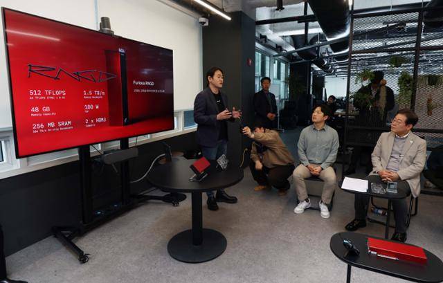 지난 4월 이재명 더불아민주당 당시 대선 후보가 서울 강남구 AI 반도체 스타트업 퓨리오사를 찾아 NPU에 대한 설명을 듣고 있다.뉴스1