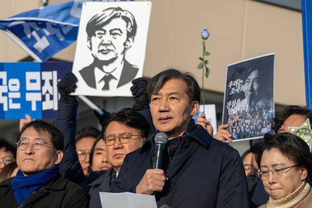 자녀 입시 비리와 청와대 감찰 무마 등 혐의로 기소돼 징역 2년 형이 확정된 조국(오른쪽 두 번째) 전 조국혁신당 대표가 지난해 12월 16일 경기 의왕시 서울구치소 앞에서 수감되기 전 지지자들과 인사를 나누고 있다. 최원석 기자