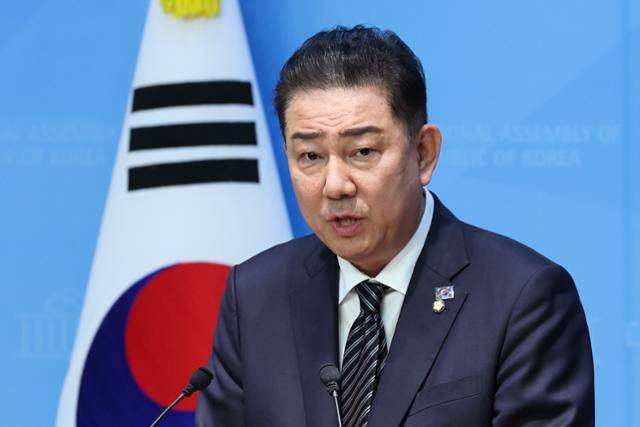 김병기 더불어민주당 의원이 지난 5일 서울 여의도 국회 소통관에서 제22대 국회 제2기 민주당 원내대표 출마를 선언하고 있다. 뉴스1