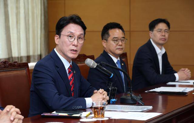 김민석 국무총리 후보자가 13일 서울 종로구 금융감독연수원에 마련된 청문회 준비단 사무실에서 열린 밥상물가 안정을 위한 경청 간담회에서 발언하고 있다. 박시몬 기자