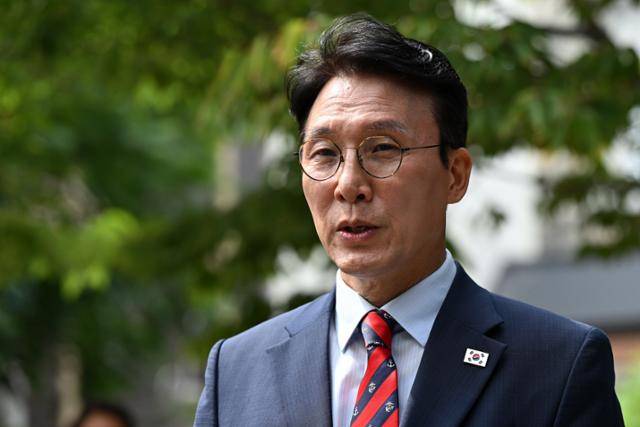 김민석 국무총리 후보자가 13일 서울 종로구 금융감독연수원에서 식품·외식업계 관계자들과 밥상물가 경청 간담회를 갖기 전 취재진 질의에 답하고 있다. 박시몬 기자