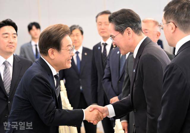 이재명 대통령이 13일 대통령실에서 열린 6경제단체와 기업인 간담회에서 이재용 삼성전자 회장과 악수를 나누고 있다. 왕태석 선임기자