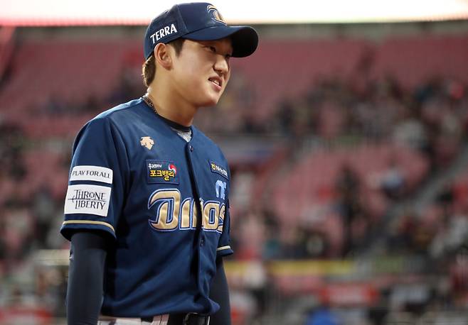 2023 KBO리그 NC 다이노스와 KT 위즈의 경기가 11일 오후 수원 kt 위즈파크에서 열렸다 NC 선발 구창모가 4회 KT 공격을 막고 들어오고있다. 수원=정시종 기자 capa@edaily.co.kr /2023.05.11.