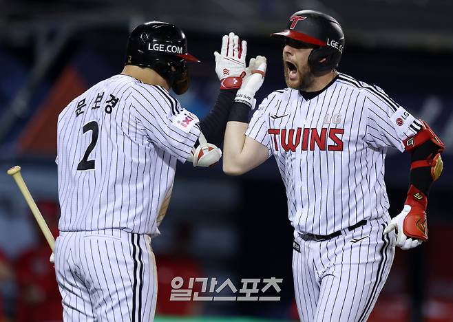 <yonhap photo-7222="">11일 서울 잠실야구장에서 열린 프로야구 2025 신한 SOL 뱅크 KBO리그 SSG 랜더스와 LG 트윈스의 경기. 7회말 1사 1루 LG 오스틴이 투런 홈런을 쳐내고 홈을 밟은 뒤 문보경과 하이파이브하고 있다. 사진=연합뉴스</yonhap>