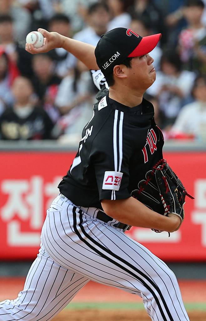 <yonhap photo-4049="">(수원=연합뉴스) 한종찬 기자 = 9일 수원 KT위즈파크에서 열린 2024 프로야구 신한 SOL뱅크 KBO 포스트시즌 준플레이오프 4차전 LG 트윈스와 kt wiz의 경기. LG 함덕주가 역투하고 있다. 2024.10.9 saba@yna.co.kr/2024-10-09 16:28:14/ <저작권자 ⓒ 1980-2024 ㈜연합뉴스. 무단 전재 재배포 금지, AI 학습 및 활용 금지></yonhap>