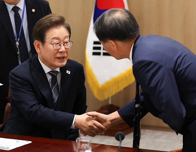 송기호 국정상황실장과 악수하는 이재명 대통령