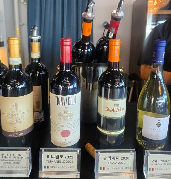 '솔라이아'와 '티나녤로' 와인. [사진=박은경 기자]