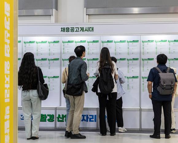 지난달 27일 서울 서초구 aT센터에서 환경부 주최로 개막된 2025 환경산업 일자리 박람회 참가자들이 각 기업이 게시한 채용공고를 살펴보고 있다 [사진=연합뉴스]