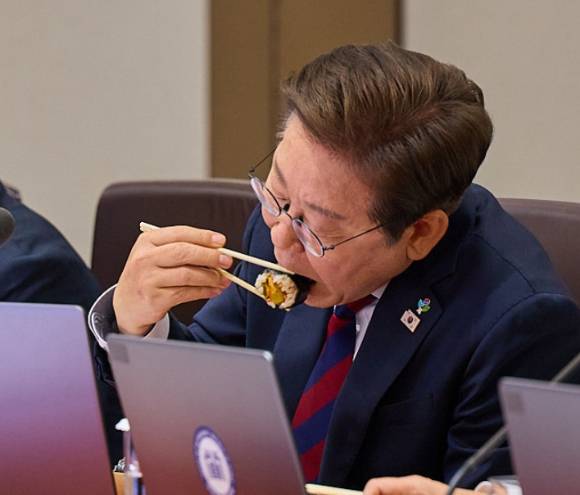 이재명 대통령이 지난 지난 5일 서울 용산 대통령실 청사에서 김밥으로 점심을 먹으며 국무회의를 이어가고 있다.  [사진=대통령실]