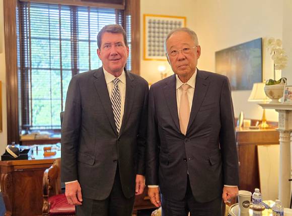 류진 한국경제인협회 회장(오른쪽)이 지난 11일(미 워싱턴 현지시각) 워싱턴D.C.에서 빌 헤거티 상원의원(공화, 테네시)을 만나 주요 현안과 양국 경제발전 방안에 대해 논의했다. [사진=한국경제인협회]