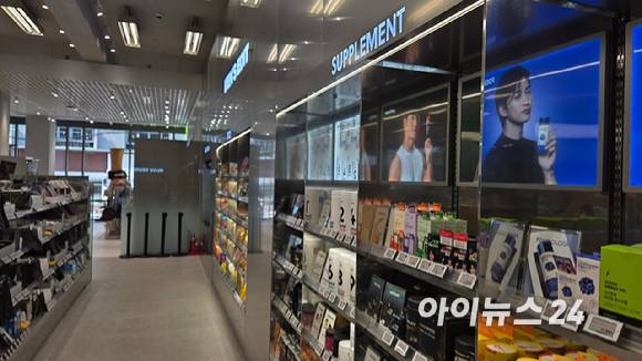 13일 서울 마포구 올리브영 홍대놀이터점 1층 '맨즈에딧' 존에 헬스용품, 뷰티 등이 진열돼있다. [사진=진광찬 기자]