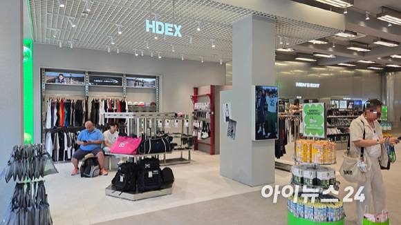 올리브영 홍대놀이터점 내부 모습. 스포츠 브랜드 에치이치덱스가 숍입숍으로 들어와있다. [사진=진광찬 기자]