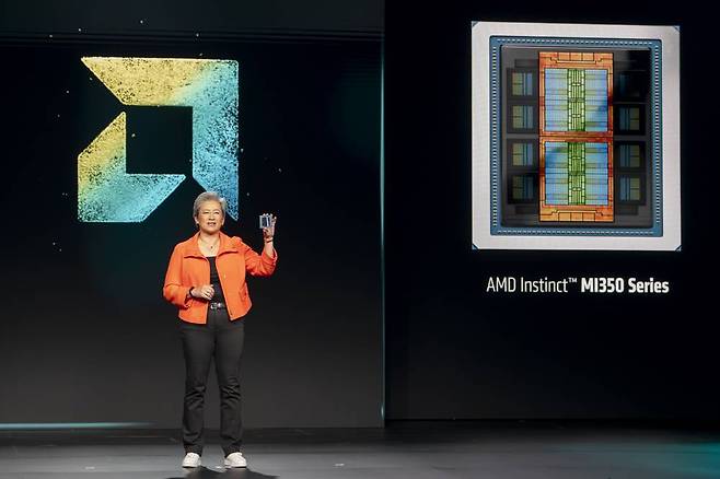 리사 수 AMD 최고경영자가 AMD의 새로운 AI 가속기인 AMD 인스팅트 MI 350 시리즈 반도체를 소개 중이다 / 출처=IT동아