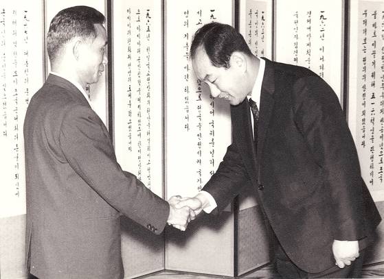 박정희 정부에서 경제수석으로 일할 당시의 모습. [중앙포토]