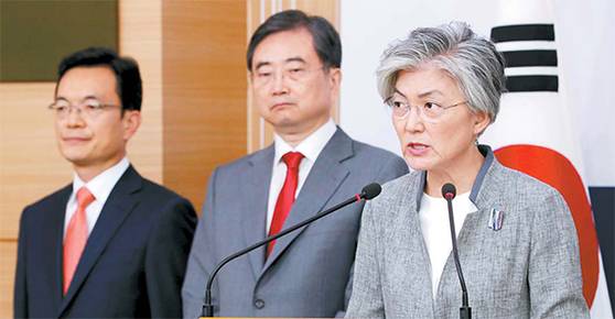 2018년 5월 4일 조현 당시 외교부 1차관(가운데)의 모습. 강경화 외교부 장관(오른쪽)이 서울 외교부에서 내신기자 브리핑을 하고 있다. 뉴스1