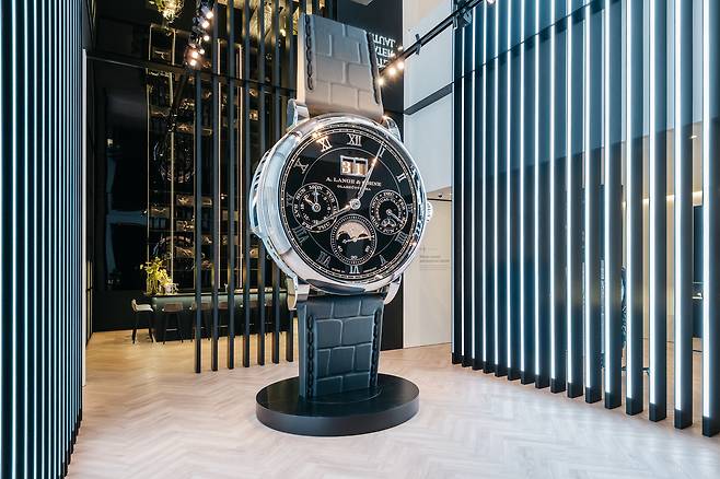 소리로 시간을 알리는 리피터 워치를 전면에 내세운 랑에 운트 죄네. 사진 랑에 운트 죄네