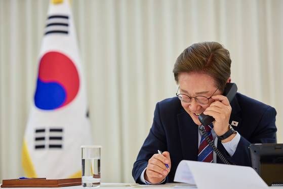 이재명 대통령이 6일 한남동 관저에서 도널드 트럼프 미국 대통령과 전화 통화를 하고 있다. 대통령실 제공