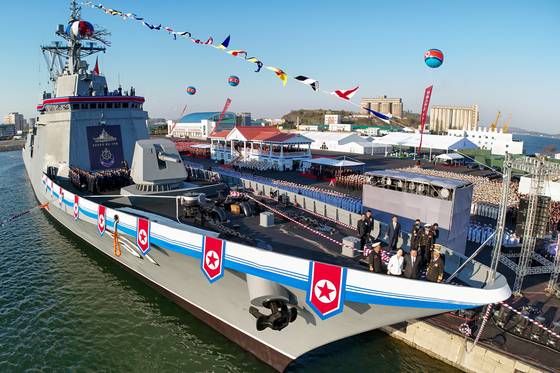 북한 노동당 기관지 노동신문은 지난달 26일 ″김정은 동지를 모시고 새로 건조한 구축함 진수 기념식이 조선혁명의 첫무장력의 창건일인 뜻깊은 지난 25일 남포조선소에서 성대히 진행됐다″라고 보도했다. 뉴스1