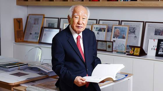 신동식 한국해사기술 회장이 11일 서울 종로구에서 중앙일보와 인터뷰하고 있다. 그는 대통령 직속 해양전략기획위원회를 만들자고 제안했다. 김종호 기자