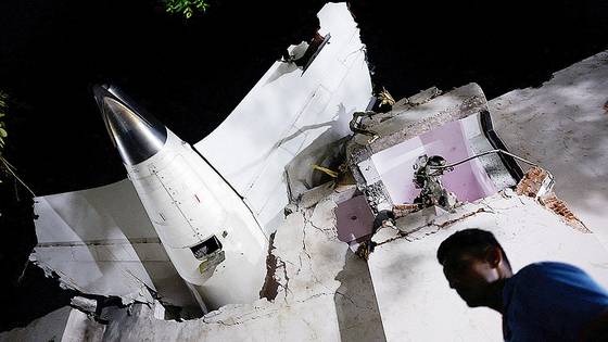 12일(현지시간) 인도 아메다바드의 한 공항에서 런던 개트윅 공항으로 향하던 에어 인디아 항공기가 이륙 중 추락했다. 한 행인이 추락 현장을 지나고 있다. 로이터=연합뉴스