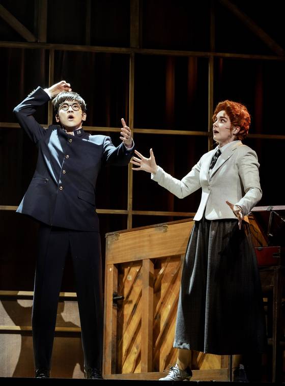 박천휴-윌 애런슨 콤비가 만든 뮤지컬 '일 테노레'의 한 장면. 주인공 윤이선(배우 홍광호)이 베커 선생님에게 성악 레슨을 받는 모습이다. 사진 오디컴퍼니