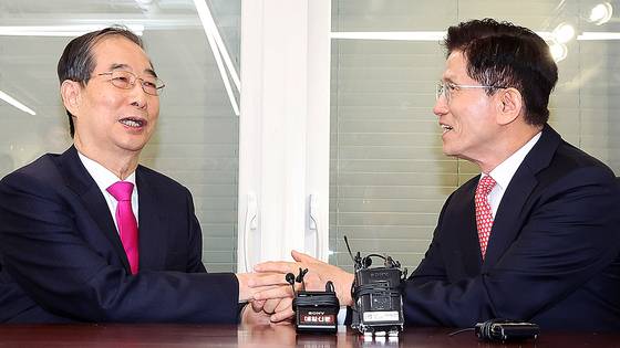 지난 달 11일 김문수 국민의힘 대선후보와 한덕수 전 국무총리가 여의도 국민의힘 대선후보 사무실에서 회동을 하고 있던 모습. 뉴스1