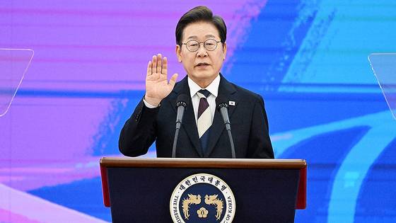제21대 대통령에 당선된 이재명 대통령이 지난 4일 오전 서울 여의도 국회 본관 로텐더홀에서 취임 선서를 하고 있다. 임현동 기자