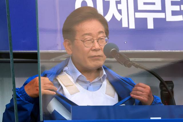 ▲ 더불어민주당 이재명 대선 후보가 지난달 21일 자신의 지역구인 인천광역시 계양역 앞 유세에서 방탄유리, 방탄조끼 비판에 대해 항변하던 중 점퍼 속 방탄조끼를 보여주고 있다. 연합뉴스