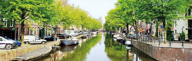 네덜란드 암스테르담 도심을 가로지르는 운하. 시민들의 산책 공간이자 교통로로 쓰인다.   /이주현 기자