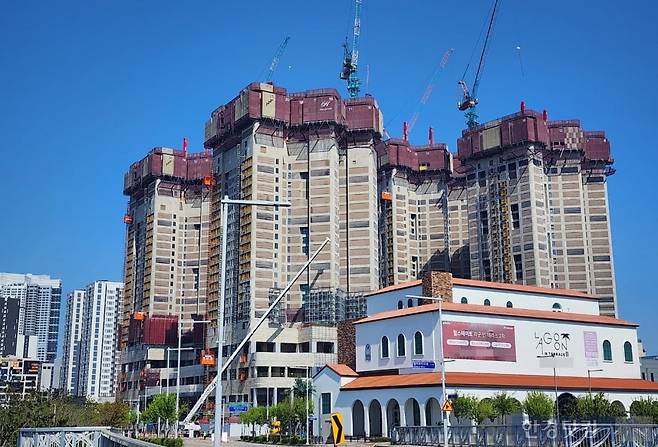 안산 반달섬에 지어지고 있는 '힐스테이트시화호라군인테라스2차'와 그 모델하우스. 사진=오세성 한경닷컴 기자