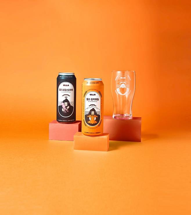 코스모스 리조트에서 독자 개발한 수제 맥주 ‘울라 호박 에일’과 ‘새깜 스타우트’. 울릉도에 최초로 선보인 수제 맥주다. /코오롱글로텍