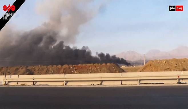 13일(현지시간) 이란 IRINN 뉴스가 방송한 영상에서 이스라엘이 이란 핵 및 군사 시설을 공습했다고 발표한 후 핵시설 나탄즈에서 폭발로 인해 연기가 피어오르는 장면. AFP연합뉴스
