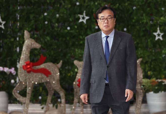 정진석 대통령 비서실장이 지난해 서울 종로구 정부서울청사를 나서고 있다. 연합뉴스