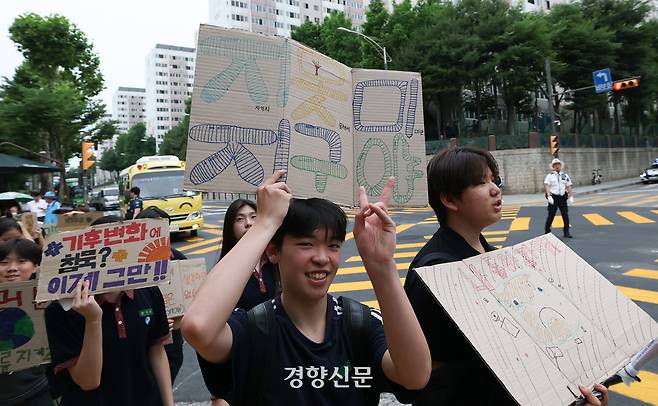 신현중·상봉중·장안중·중랑중·중화중·태릉중 등 중랑구에 위치한 6개 중학교 학생들이 13일 서울 중랑구 신현중학교에서 열린 ‘2025 중랑학생기후행진’ 에서 기후위기 대응을 촉구하는 손팻말을 들고 있다. 2025.06.13 권도현 기자