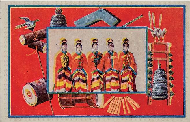 “Gisaeng postcard″ is on display at the special exhibition ″Souvenirs″ at the National Folk Museum of Korea through Sept. 14. Created by the Gyeongseong Gisaeng Association in 1915 to commemorate the Joseon Industrial Exhibition (translated), the postcard depicts gisaeng, who at the time were considered iconic “specialties” of Joseon alongside Mount Geumgang and ginseng. The image was repeatedly reproduced as a souvenir. [NATIONAL FOLK MUSEUM OF KOREA]