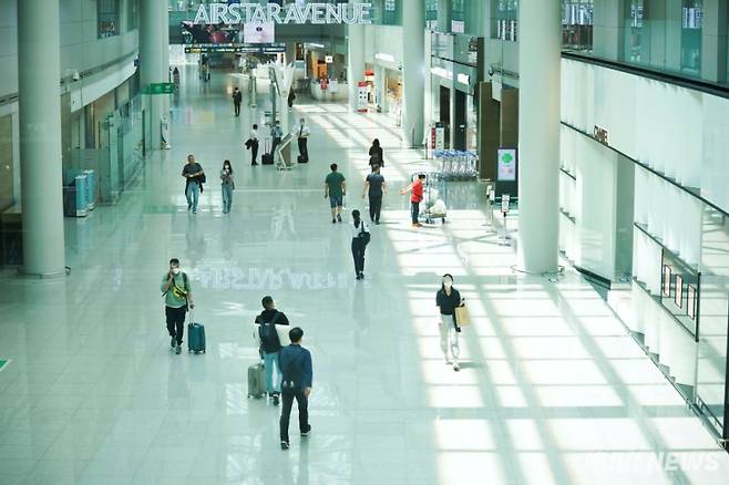 인천국제공항 제1터미널 출국장 면세점에서 시민들이 이동하고 있다. 쿠키뉴스 자료사진