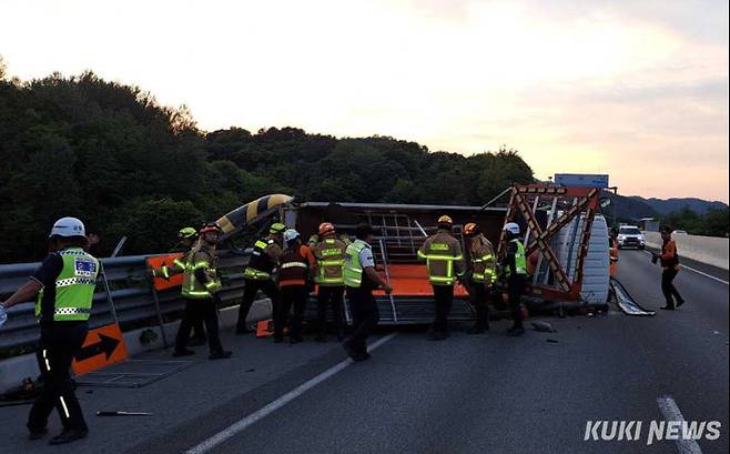 홍천 중앙고속도로 2.5톤 트럭 전도 현장(강원특별자치도 소방본부 제공)