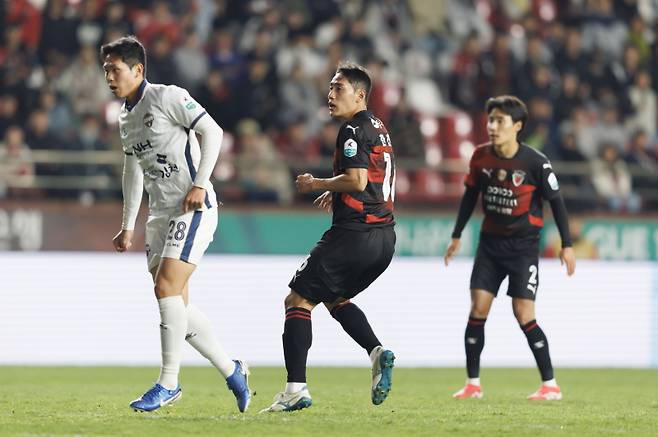 포항과 김천이 오는 14일 오후 7시 김천종합운동장에서 격돌한다. 한국프로축구연맹 제공
