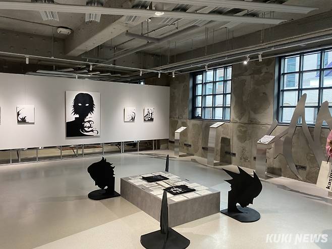 카시나 도산점 매장 한켠에 아티스트 EIM의 전시 공간이 마련되어 있다. 심하연 기자