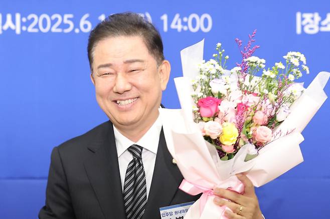 더불어민주당 원내대표로 당선된 김병기 의원이 13일 국회 의원총회 회의장에서 감사 인사를 하고 있다. 사진공동취재단